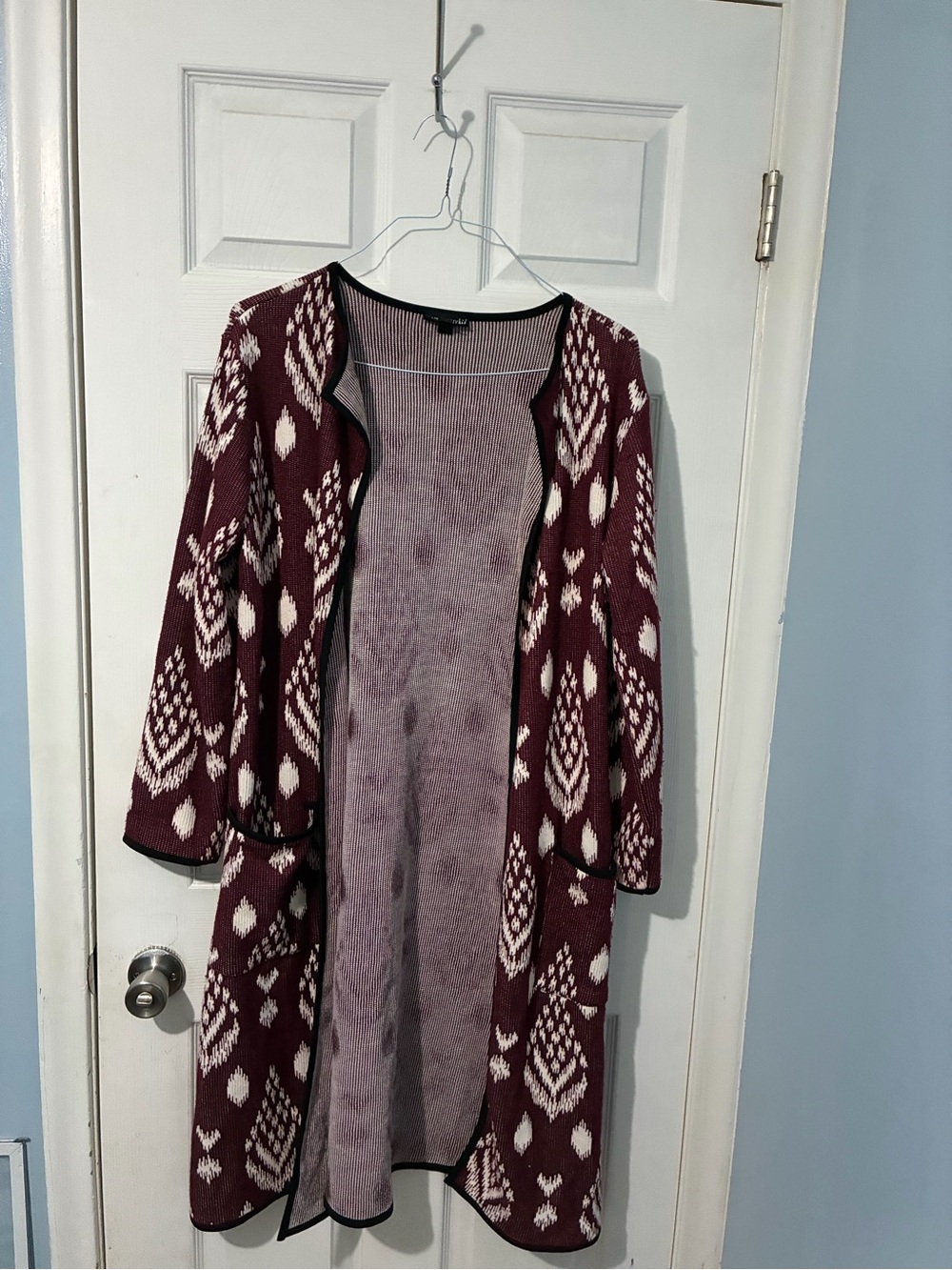 Antthony Burgundy and White Geometric Open-Front Cardigan
